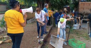 Trabajo voluntario en celebración del 65 aniversario del trabajo "volungatorio", como lo describen los cubanos.