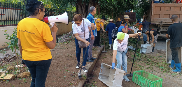 Trabajo voluntario en celebración del 65 aniversario del trabajo "volungatorio", como lo describen los cubanos.